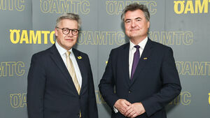 Zwei Männer mit dunklem Anzug stehen nebeneinander. v. l. n. r.: Ernst Kloboucnik und Markus Ludvik