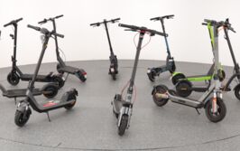 10 E-Scooter, die im Kreis aufgestellt wurden.
