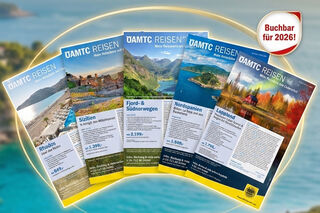 zeigt mehrere aufgelegte Reise-Angebotsmagazine 