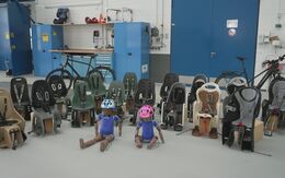 Aktuelle Fahrrad-Kindersitze im Test, aufgereiht in der Prüfhalle.