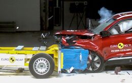 Rechts ein rotes Auto in einer Testhalle. Ein gelber Testwagen fährt von links in das Fahrzeug direkt in die Motorhaube.
