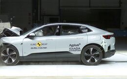 Ein weißes modernes Auto beim Crashtest im Frontalaufprall.