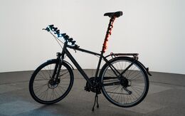 Fahrrad in Testhalle mit diversen Front- und Hecklichtern.