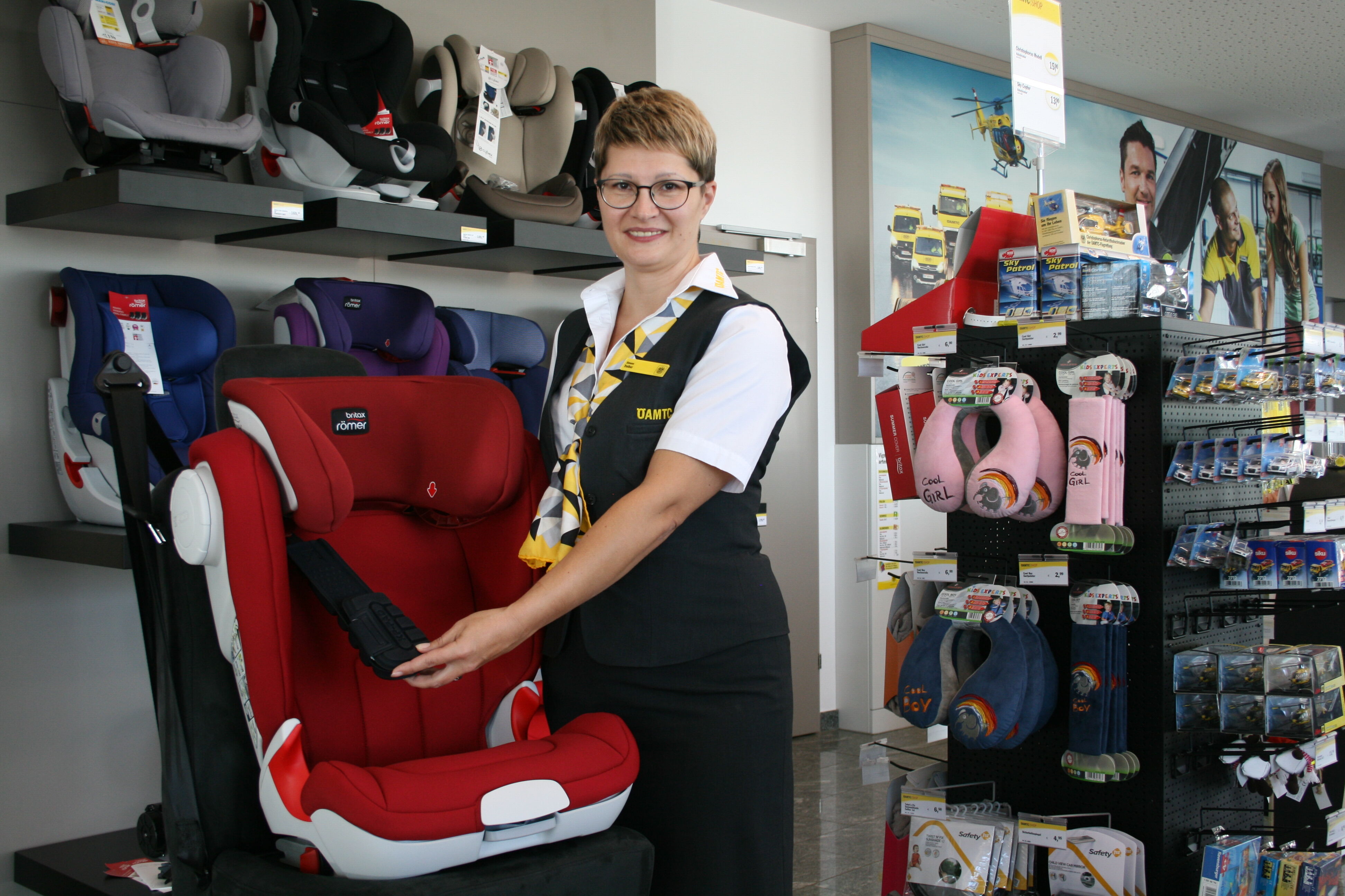 Kompetente Kindersitzberatung am ÖAMTC-Stützpunkt, wo Fachkräfte Eltern individuell beraten und Informationen zur richtigen Auswahl und Installation von Kindersitzen bereitstellen.