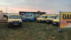 ÖAMTC Pannenfahrzeuge parken auf einer Wiese