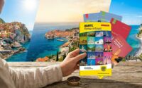 Ein Mann hält eine ÖAMTC Reise-Infoset Mappe mit Faltkarten in der Hand. Im Hintergrund ist eine Collage mit Motiven der Cinque Terre in Italien, von Dubrovnik in Kroatien und den Kalkfelsen auf Rügen zu sehen.