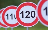 Aufgereihte Verkehrsschilder mit 130, 120 und 110 zulässige Höchstgeschwindigkeit, im Hintergrund verschwimmen die weiteren Schilder und sind unscharf.