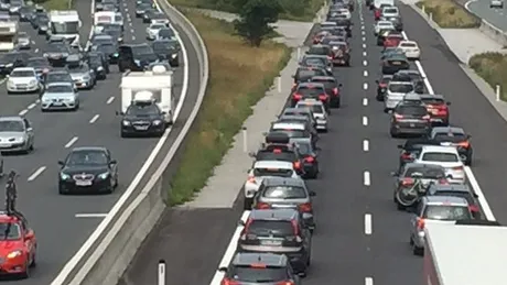 Stau auf der Tauern Autobahn (A10) mit dichtem Ferienreiseverkehr und langen Fahrzeugkolonnen.